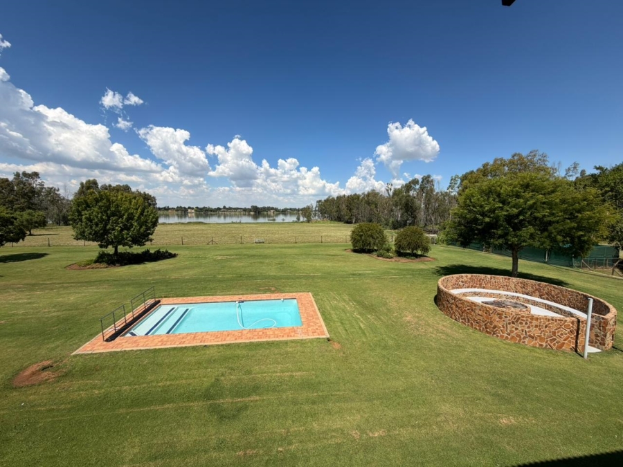 7 Bedroom Property for Sale in Oranjeville Free State